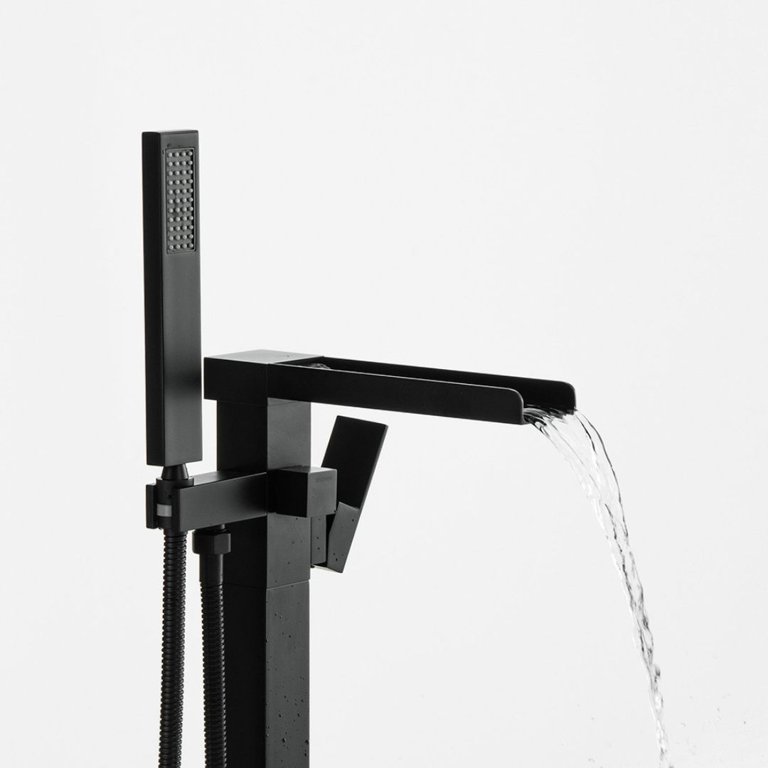 Robinet de baignoire indépendant Lisandro – Sortie d'eau en cascade – Noir mat